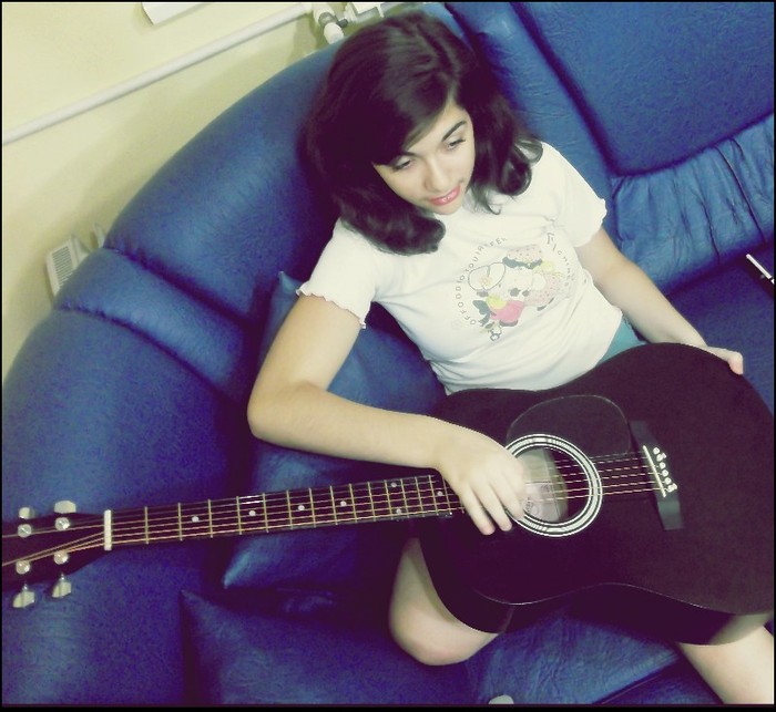 New Pic with my guitar - x -- TimeToSeeMe -- x