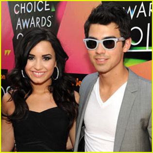 joe-jonas-demi-lovato-kcas - Demi Lovato Attends 2010 Kids Choice Awards