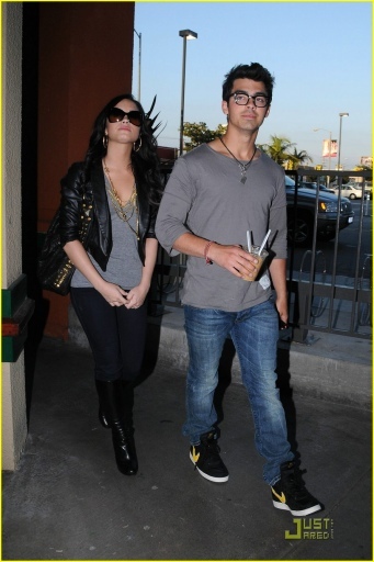 normal_LRG036 - JOE and demi-Out at Erewhon Natural Foods Market in LA-I HATE THESE PHOTOS
