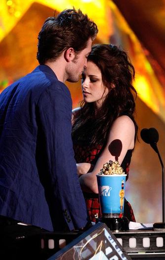 robert-pattinson-kristen-stewart-kiss-at-2009-mtv-movie-awards1