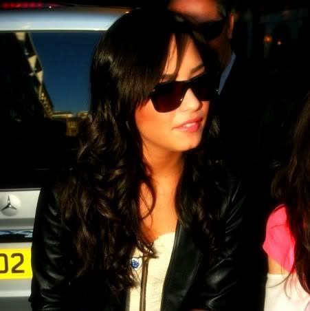 Demi doesn`t loves you! stupid fakes without mind!