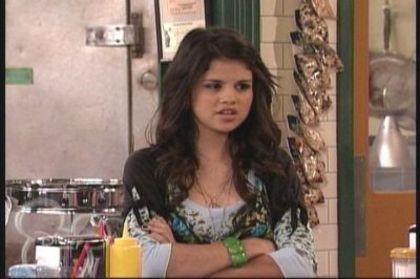 2-01-Smarty-Pants-Screencap-selena-gomez-7389210-400-266