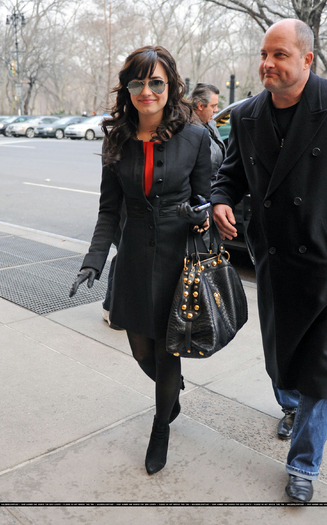 17387991_HJLTXWTNO - Arriving at her hotel in New York City