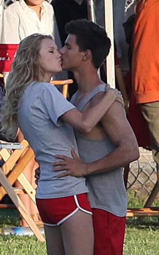 taylor-lautner-and-swift-valentines-day-kiss-05[1] - Taylor Swift