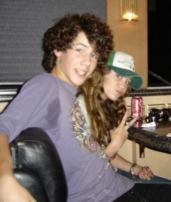 nick-miley-miley-cyrus-and-nick-jonas-780725_340_400