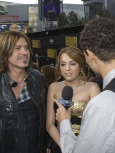 79733_miley-and-billy-ray-get-personal-with-quddus