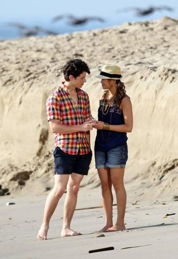 nick-jonas-nicole-anderson-jonas-17