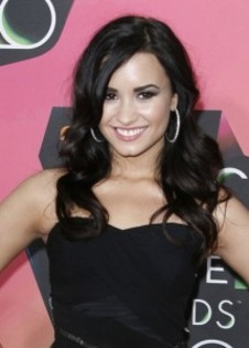 demi-lovato-gorgeous-at-2010-kids-choice-awards-photos-215x300 - Demi Lovato Attends 2010 Kids Choice Awards