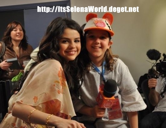 0000 - Selena and some fans