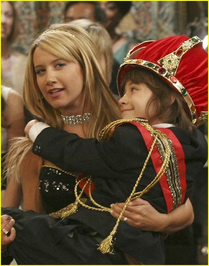 The-Suite-Life-on-Deck-ashley-tisdale-3188264-690-875