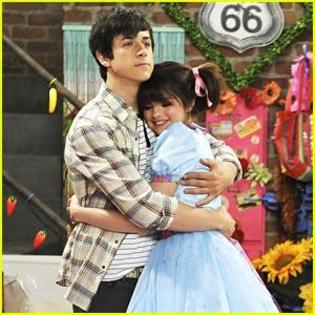 selena_gomez_david_henrie_dollhouse_answer_2_xlarge