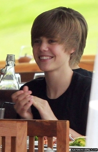 -- 1-- - Justin Bieber Out for Lunch in Sydney