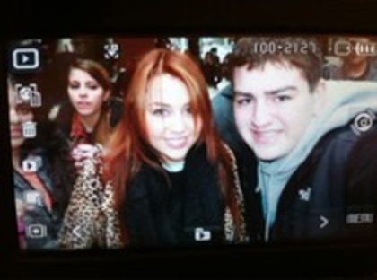 VBTUAIRQHQDJLAPOMLG - x miley with friends and fans
