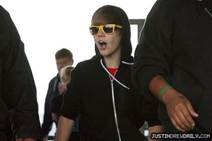 Candids-2010-Leaving-the-Harbour-Bridge-Auckland-New-Zealand-April-27th-justin-bieber-11798283-399-2