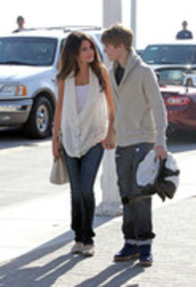 31454158_ISXNIPWWP - X Selena Gomez and Justin Bieber at the Santa Monica Pier