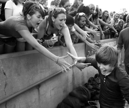justin bieber 4 - X_Justin_Bieber_With_Fans_And_Friends_x