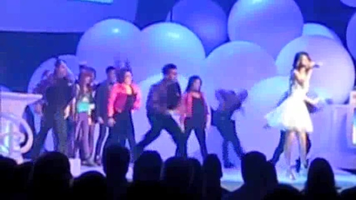 SELENA GOMEZ Performs Live with BELLA. ZENDAYA and Entire SHAKE IT UP Cast! 133