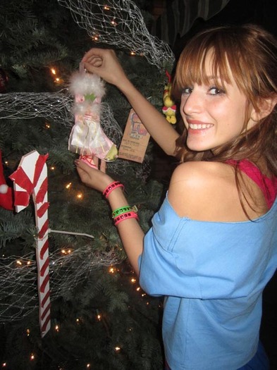 Bella-Thorne-Shake-It-Up-Christmas[1]