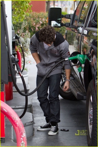 normal_nick-jonas-gas-station-20 - nick-gas station-i love these photos
