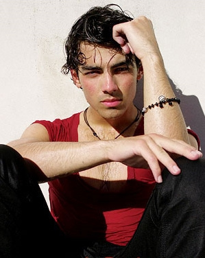 SEXY-joe-jonas-6310149-299-376[1]