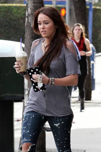 miley-cyrus_COM_CoffeeBean_9Jan2010_029