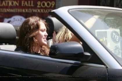 LNXXZPAUBFXPPCOECIB - Miley and her mother drive to Hollywood