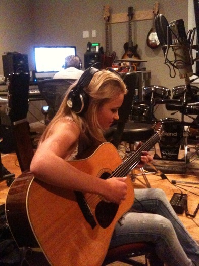 sing,sing at guitar hehehe - Emily Jordan Osment