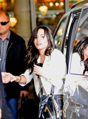Web_400x400_16384_4184107-100000814 - Demi Lovato arriving at her hotel after appearing on This Morning