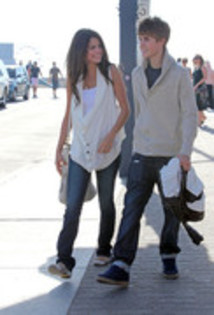 31454151_TSGYQAFIF - X Selena Gomez and Justin Bieber at the Santa Monica Pier