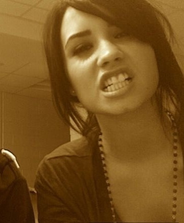 AJJQNCMKFRVEFEMYXEW - demi lovato