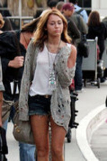 16934302_CINOZGZHV - Miley Cyrus looking a bit exhausted as she arrives from Nashville at LAX