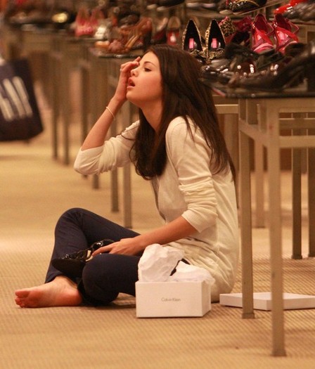 Selena+Gomez+Out+Shopping+Toluca+Lake+WKeQOz5K07Al