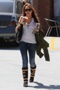 15289803_RECGGZZLB - Miley Cyrus Drinks Coffee in Los Angeles