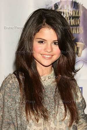 selenagomezfan_com-worldofmagic-oct152007_0003[1]