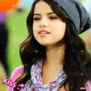 33049765_RLBAZFCBE - Selena Gomez Glittery Photos