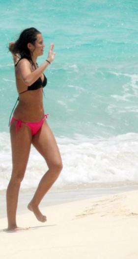 MileyCyrus-Bikini-Beach008