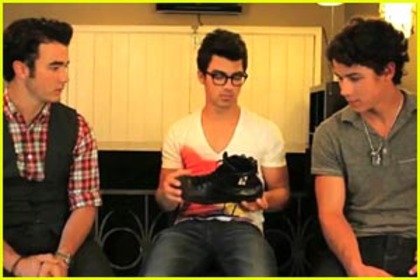 jonas-brothers-toms-shoes - day without shoes-8 april-JB