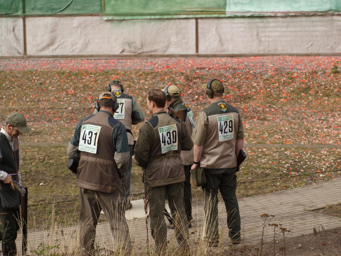 _9051341; Everyone watching as Ed prepare to shoot his second double.
