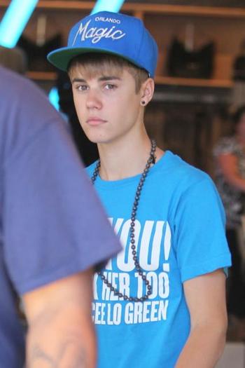 justin-bieber-sad-picture_426x639