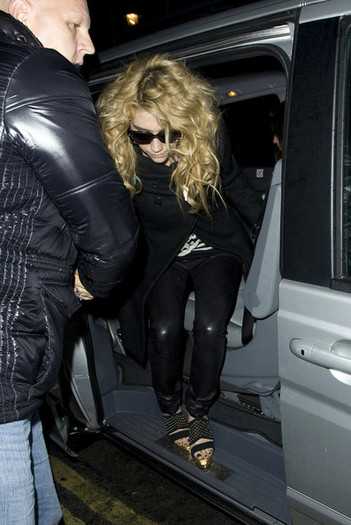 DC-6 - Me KeSha spotted leaving Radio studios