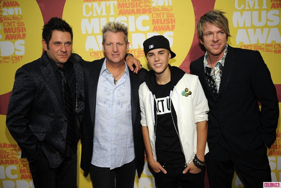 Justin-Bieber-Rascal-Flatts-CMT-Awards-Red-Carpet-02