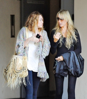 At a salon in Toluca Lake [26th November] (6) - 0 - Some Photos - 0