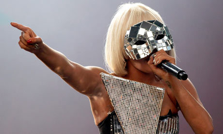 Lady-Gaga-performs-at-Gla-002
