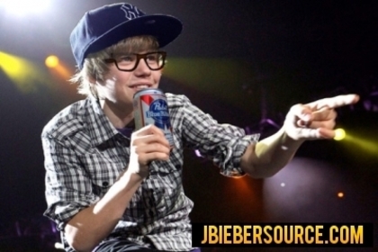 Justin-Bieber-secret-concert-at-queens-justin-bieber-12763497-400-267