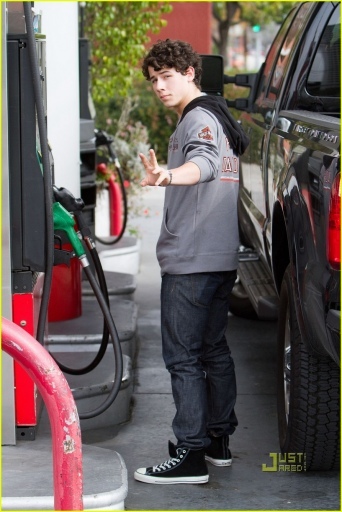 normal_nick-jonas-gas-station-21 - nick-gas station-i love these photos