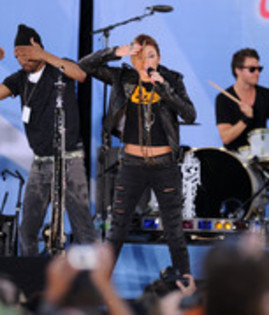 17025066_MAMBFQTYW - Miley Cyrus Performs On ABC s Good Morning America-June 18 2010