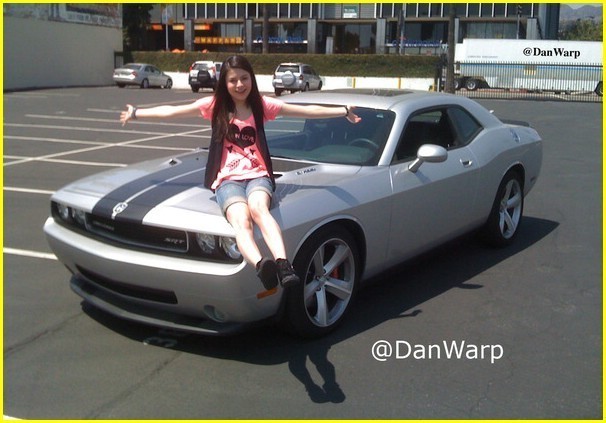 Miranda-getting-a-driving-lesson-miranda-cosgrove-5858972-606-423