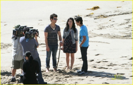 normal_joe-jonas-demi-lovato-wave-beach-04