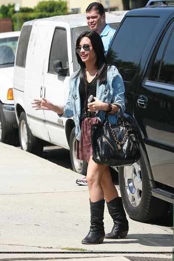 17559811_GSDNEMPLS - Arriving to a recording studio in North Hollywood