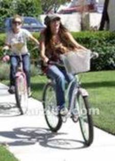 24866547_KBLYFQTPD - x Emily si Miley cu bicicleta